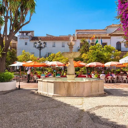 Seafront In With Pool And Garage Μαρμπέλλα