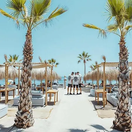 アパート Seafront In With Pool And Garage