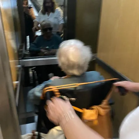 Apartment Seafront In With Pool And Garage *