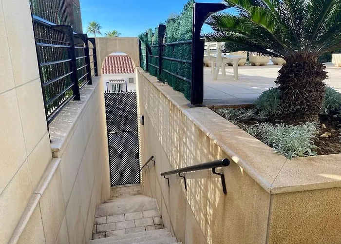 Seafront In With Pool And Garage Apartament *